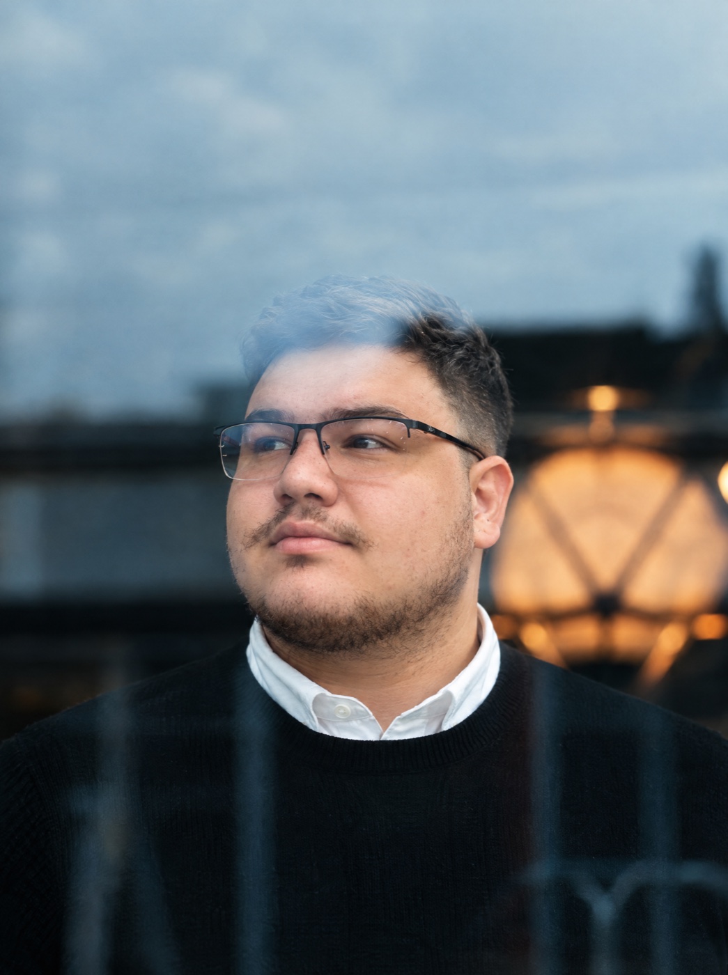 Miguel Rosa, cofundador da Infinita, em retrato através de vidro com reflexos