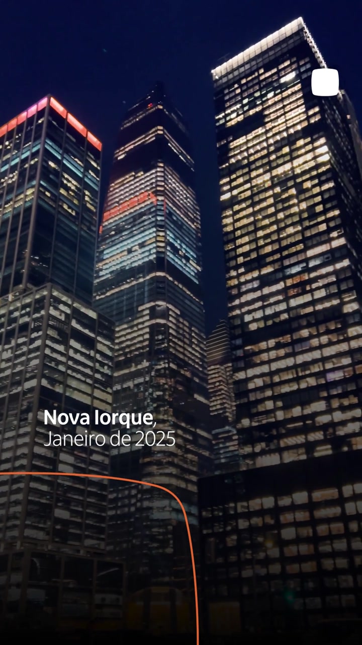 Prédios iluminados de Nova Iorque à noite, em cena de Itaú — NRF 2025.